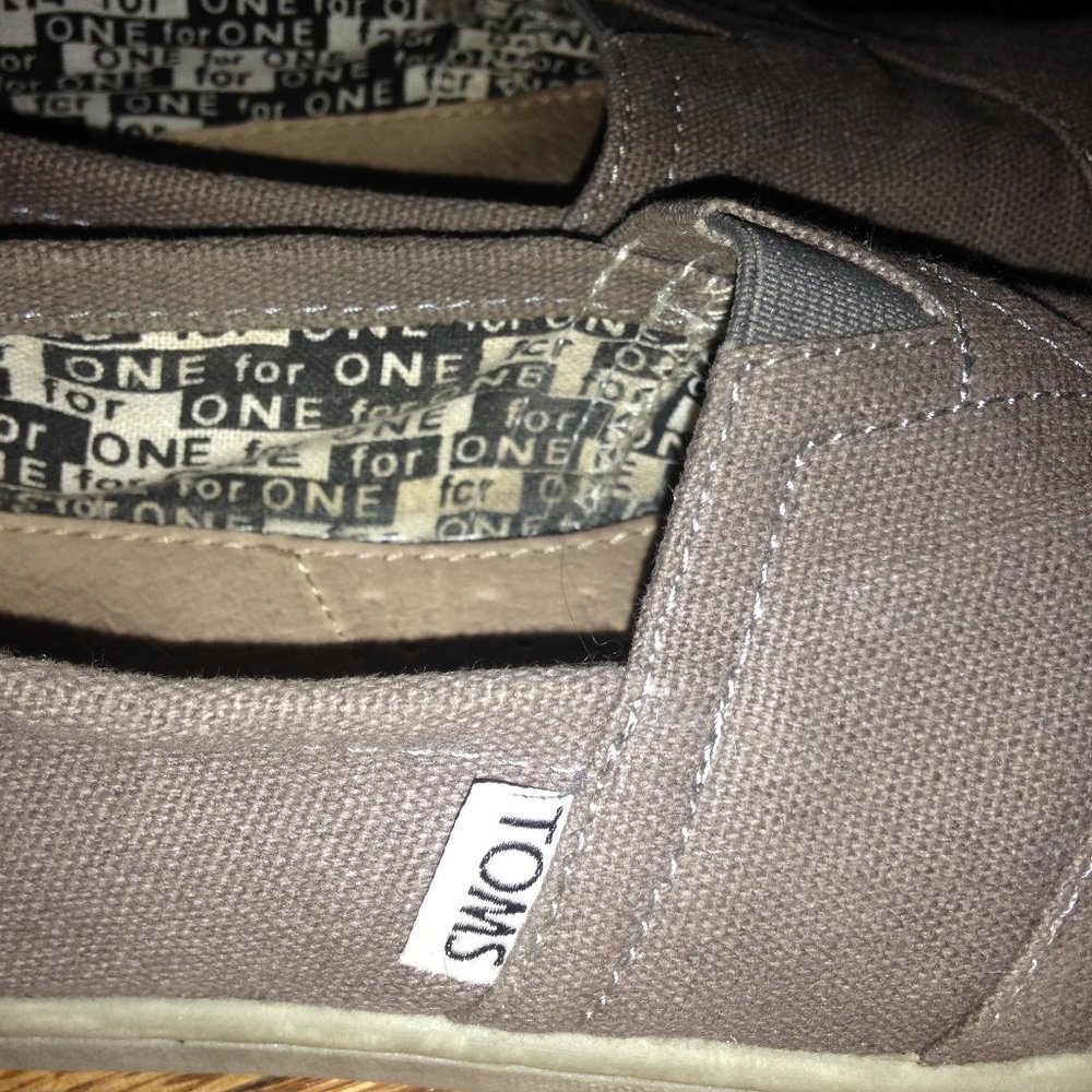 TOMS "One for One" Taupe sz 4